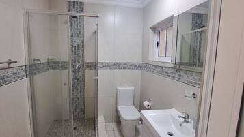 Douche, sĂšche-cheveux, serviettes fournies, savon