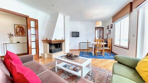 TV, fireplace, offices - The Cliffs - Brisa Marina (Viveiro)
