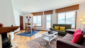 TV, fireplace, offices - The Cliffs - Brisa Marina (Viveiro)