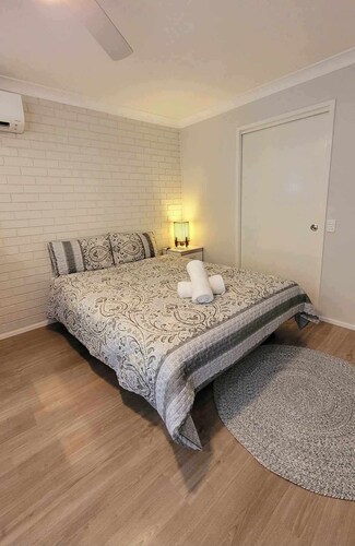 Small Luxury private Retreat EnsuiteKitchen, Backyard and Pet Friendly 