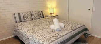 Small Luxury private Retreat EnsuiteKitchen, Backyard and Pet Friendly 