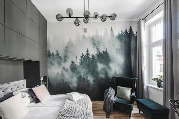 3 bedrooms, desk, WiFi, bed sheets - Copernicus Suites: Three Pearls (3 apartments centrally located) (Kraków)