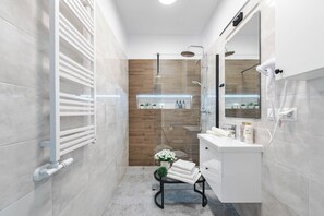 Shower, eco-friendly toiletries, hair dryer, towels - Copernicus Suites: Three Pearls (3 apartments centrally located) (Kraków)