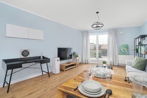 Appartement, 1 chambre, balcon | Salle de séjour | Télévision à écran plat de 55 pouces avec chaßnes numériques