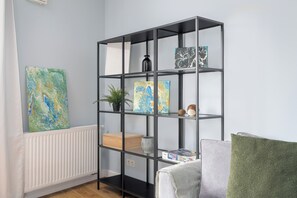 Appartement, 1 chambre, balcon | Salle de séjour | Télévision à écran plat de 55 pouces avec chaßnes numériques
