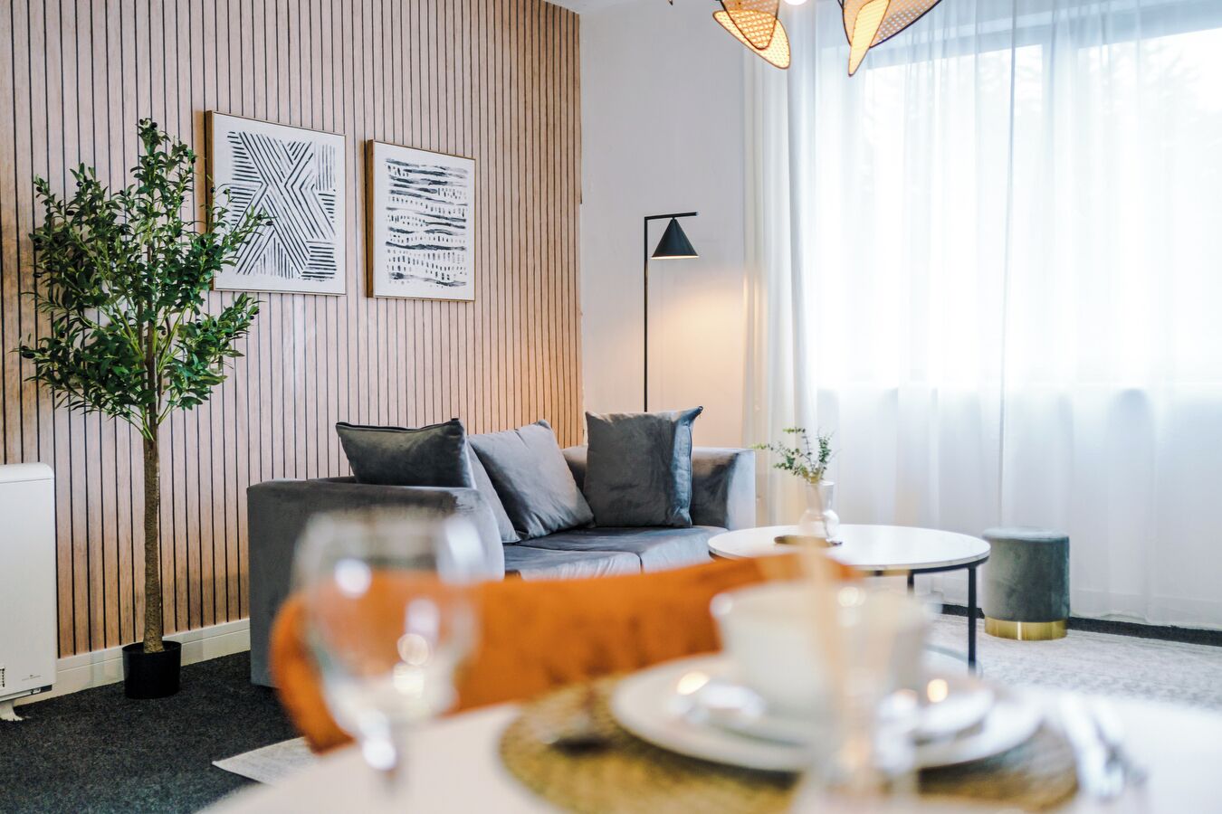 Modern Comfort for 4 Guests - Free Parking | Private kitchen | Fridge, microwave, stovetop, cookware/dishes/utensils