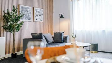 Modern Comfort for 4 Guests - Free Parking | Private kitchen | Fridge, microwave, stovetop, cookware/dishes/utensils