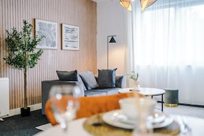 Modern Comfort for 4 Guests - Free Parking | Private kitchen | Fridge, microwave, stovetop, cookware/dishes/utensils