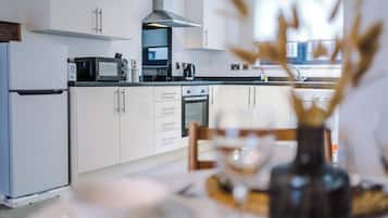 Near Old Trafford : 1 Bedroom luxury apartment | Private kitchen | Fridge, microwave, stovetop, cookware/dishes/utensils