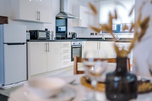 Near Old Trafford : 1 Bedroom luxury apartment | Private kitchen | Fridge, microwave, stovetop, cookware/dishes/utensils - Elm Apartments (Salford)