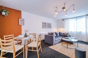 Condo | Área de sala de estar | Smart TV, Netflix y servicios de streaming 