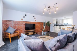 Near Old Trafford : 1 Bedroom luxury apartment | Living area | Smart TV, Netflix, streaming services - Elm Apartments (Salford)
