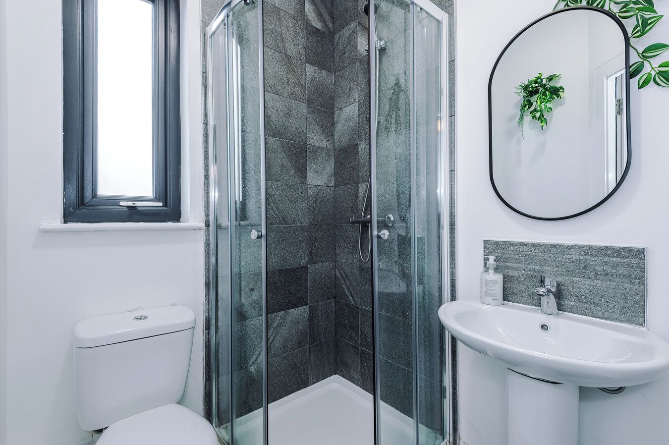 Suite | Bathroom | Towels, toilet paper