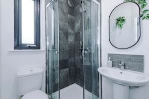 Suite | Bathroom | Towels, toilet paper - Elm Apartments (Salford)