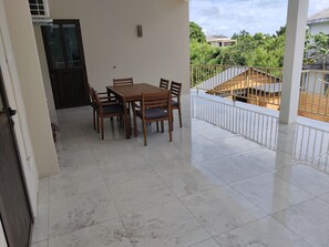 Outdoor dining - Villa Home Shanti: Charm, Comfort and Tranquillity Guaranteed (Calodyne)