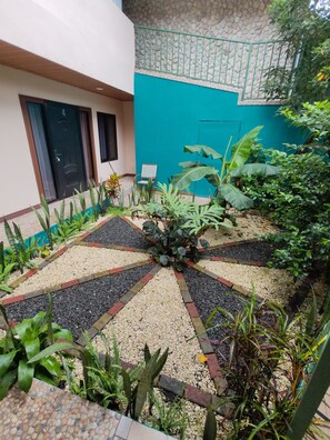 Chambre Confort double, vue sur le jardin | Lit avec matelas en mousse à mémoire, coffre-fort