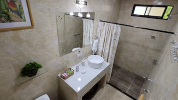 Dobbeltrom – deluxe, fjellutsikt | Memory foam-senger, safe på rommet og strykejern/-brett