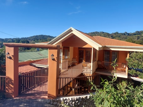 Fachada de la propiedad