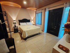 Habitación Confort doble, vistas al jardín | Colchones viscoelásticos, caja fuerte, tabla de planchar con plancha