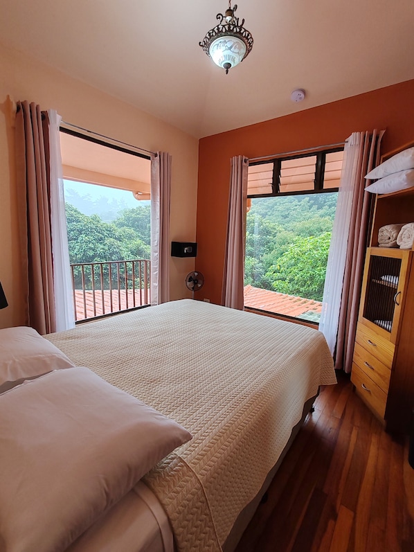 Habitación económica doble, vistas al jardín | Caja fuerte, escritorio, espacio para trabajar con un portátil