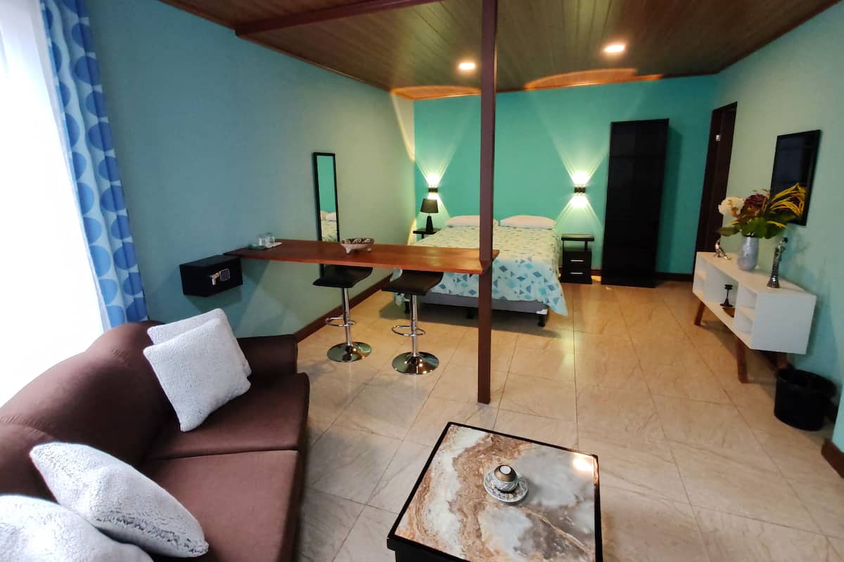 Caja de seguridad en la habitación y escritorio