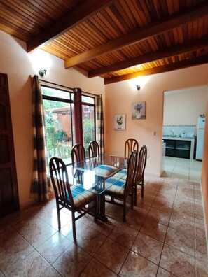 Lobby sitting area - Mi Casa Su Casa (Monteverde)