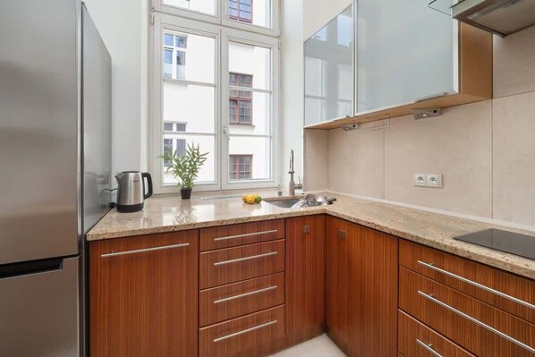 冷蔵庫、オーブン、コンロ、食器洗い機