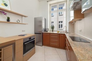 Fridge, oven, stovetop, dishwasher