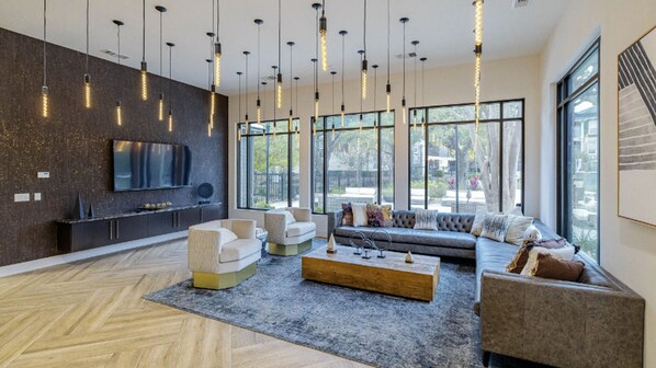 Smart TV, fireplace
