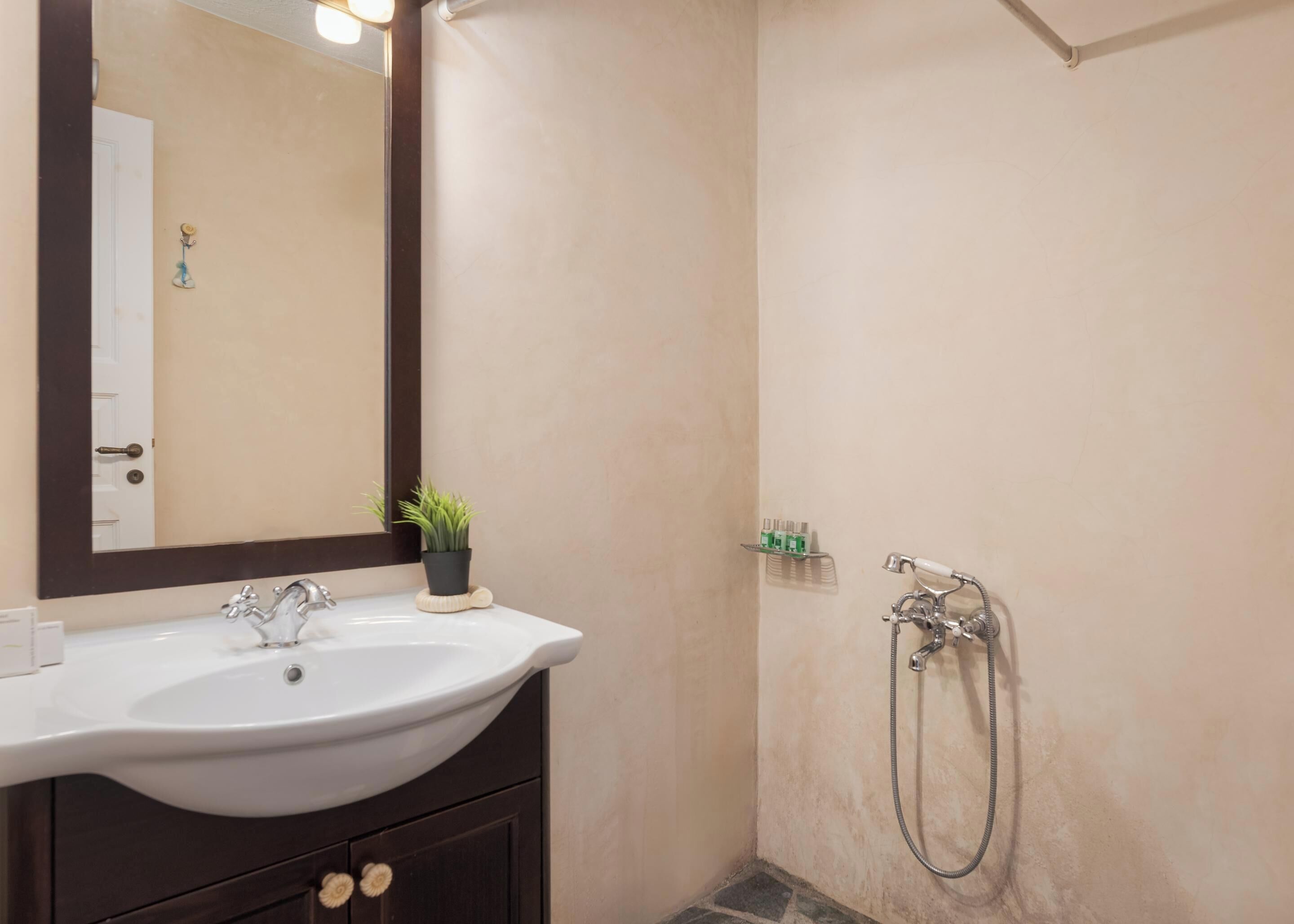 Traditional Apartment, 2 Bedrooms, Sea View, Beachfront | Bilik Mandi | Pancuran mandi, hulu semburan mandi hujan 