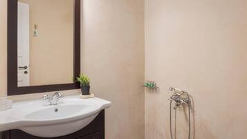 Traditional Apartment, 2 Bedrooms, Sea View, Beachfront | Bilik Mandi | Pancuran mandi, hulu semburan mandi hujan