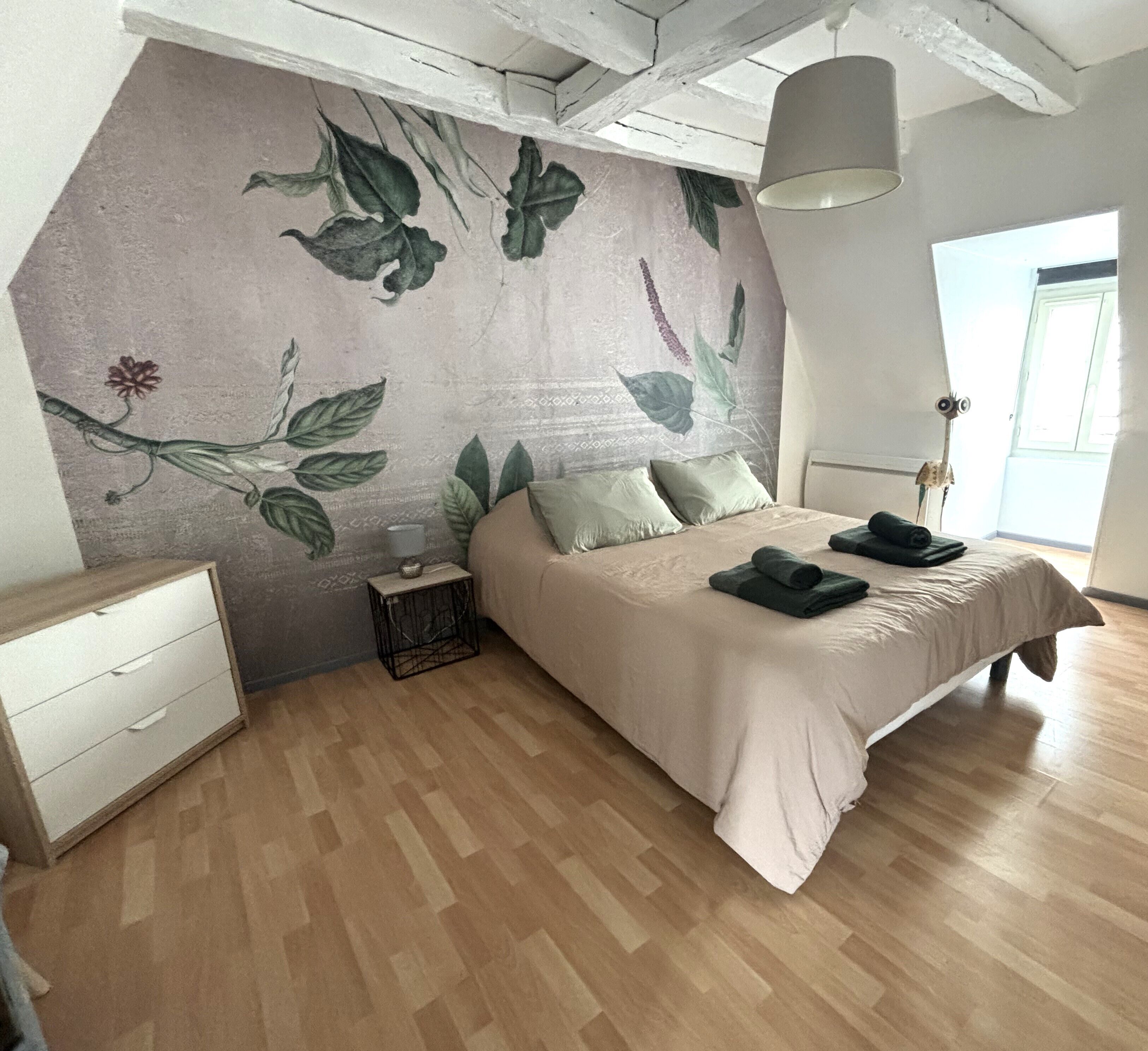 2 多间卧室、旅行婴儿床、WiFi、床单