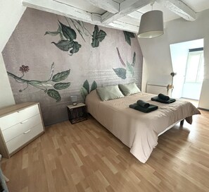 2 bedrooms, travel cot, WiFi, bed sheets