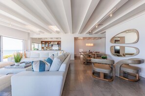 Smart TV, fireplace - New Listing - Modern Oceanfront Retreat w/ Endless Views (Encinitas)