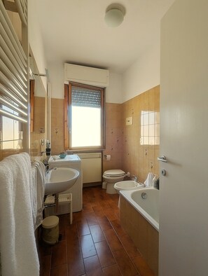 Sèche-cheveux, bidet, serviettes fournies, savon