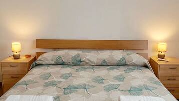 2 habitaciones, escritorio, tabla de planchar con plancha y wifi gratis