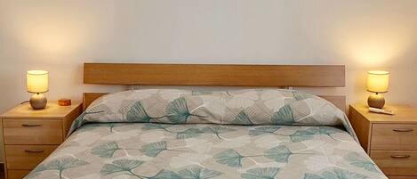 2 makuuhuonetta, työpöytä, silitysrauta/-lauta, ilmainen Wi-Fi