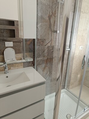 Dusche, Haartrockner, Bidet, Handtücher