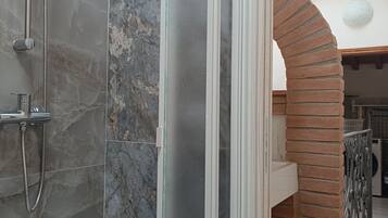 Doccia, asciugacapelli, bidet, asciugamani