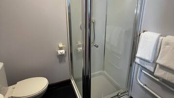 Classic Double Room | Bathroom | Hair dryer, towels, soap, shampoo