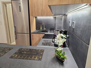 Réfrigérateur, micro-ondes, four, plaque de cuisson