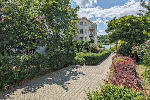 Apartment with Parking by Renters