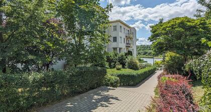 Apartment with Parking by Renters