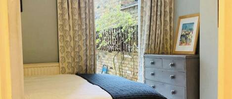 2 habitaciones, tabla de planchar con plancha, wifi y ropa de cama