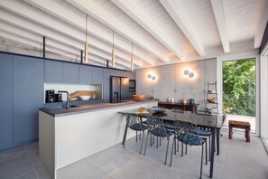 Kühlschrank, Mikrowelle, Ofen, Geschirrspüler