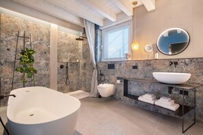 Shower, hair dryer, towels - Villa Montelago With Pool (San Zeno di Montagna)