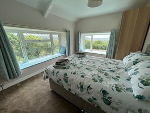 4 bedrooms, iron/ironing board, WiFi, bed sheets