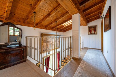 Helena's Garden Retreat: Secluded Villa w/ Garden