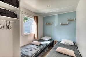 2 habitaciones y tabla de planchar con plancha 
