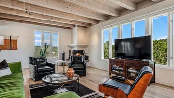 Smart TV, chimenea, libros y oficina